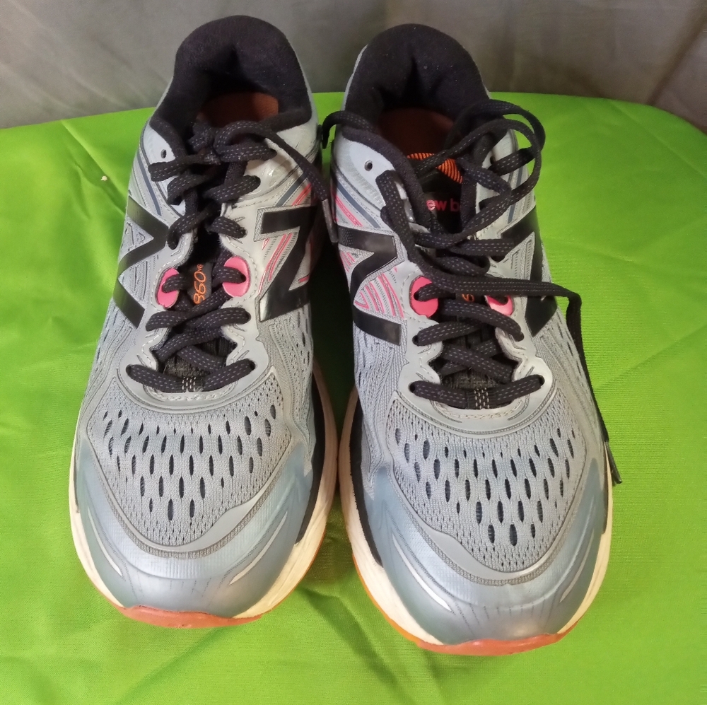 New Balance Women's Gray and Pink 860 V8  Athletic Running Shoes